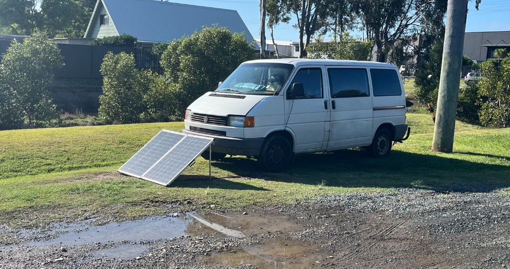 ソーラー充電中の車